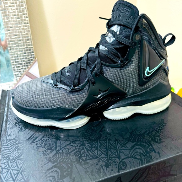 Lebron XIX (19) - Picture 3 of 6